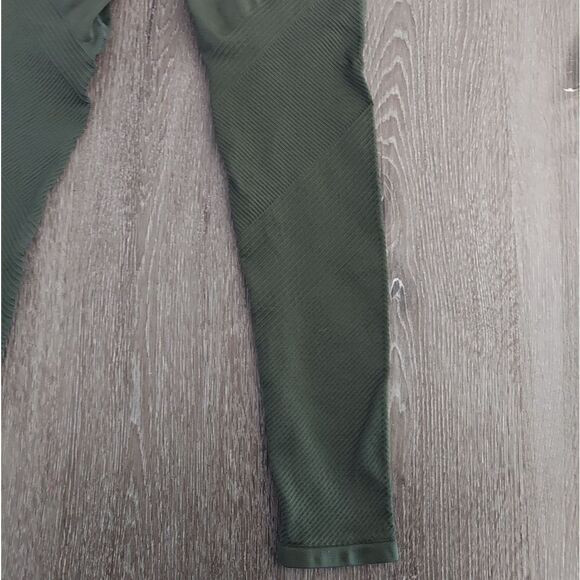 Fabletics Capri Leggings Womens Size Small Green Yoga Gym Activewear Active - Picture 2 of 6